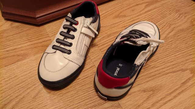 Zapatillas niño. Mayoral, talla 26. Como nuevas