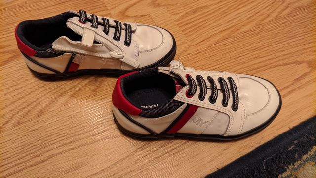 Zapatillas niño. Mayoral, talla 26. Como nuevas
