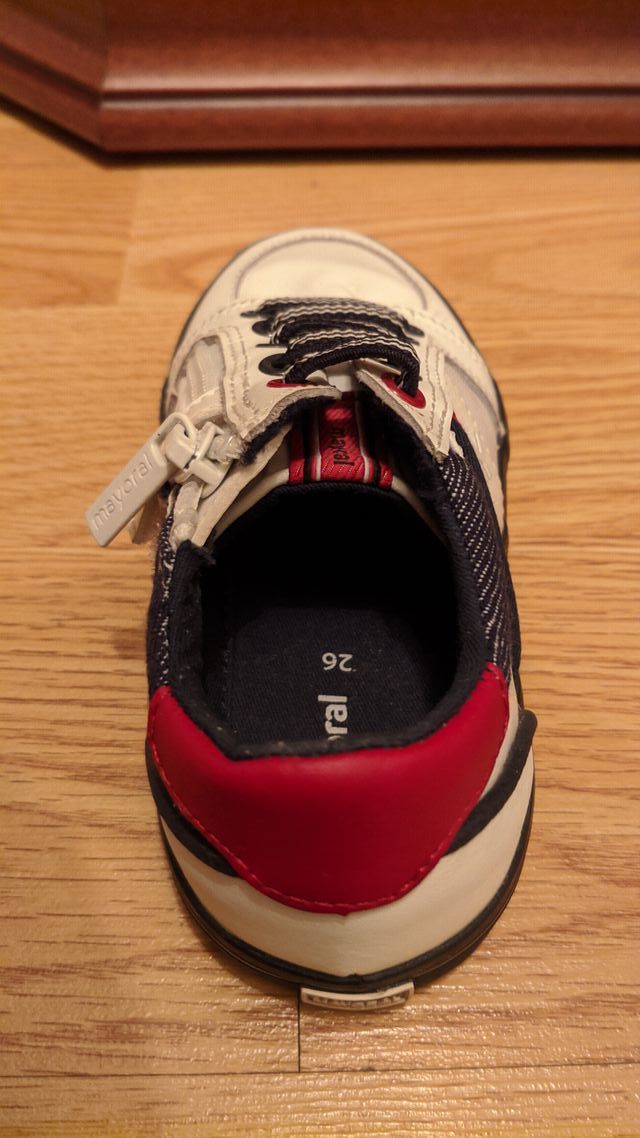 Zapatillas niño. Mayoral, talla 26. Como nuevas