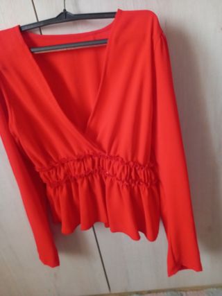 BLUSA CON ESCOTE V