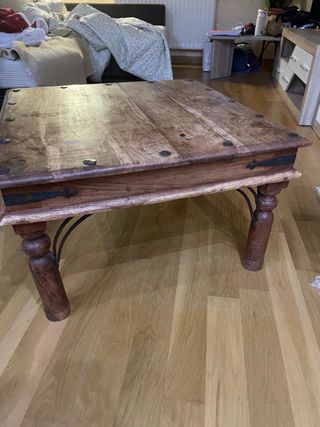 Mesa baja artesanal de madera maciza