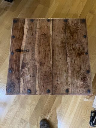 Mesa baja artesanal de madera maciza