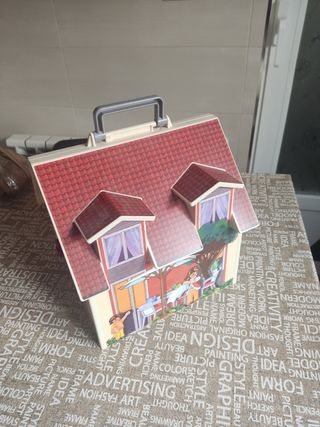 Casa de muñecas Playmobil portátil con accesorios