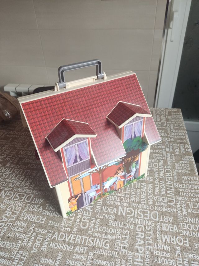 Casa de muñecas Playmobil portátil con accesorios 