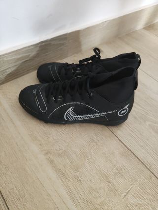 Bota de fútbol multitaco