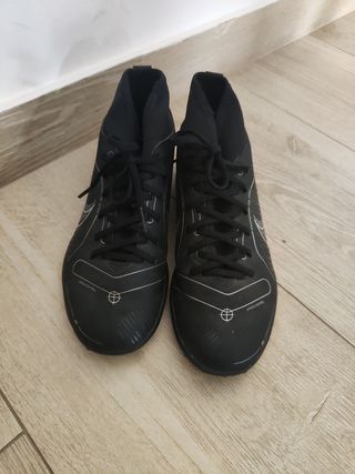 Bota de fútbol multitaco