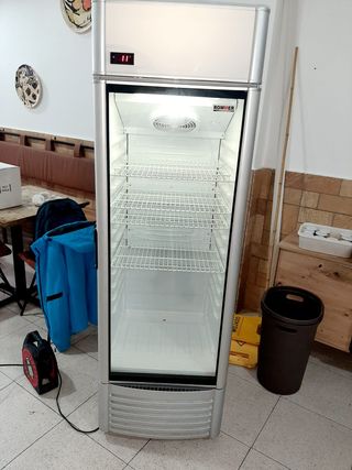 631213000 deja wasap nevera expositora