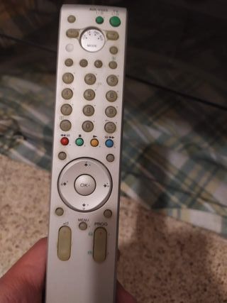 Televisor Sony KV 32FQ86E CRT stand y mando