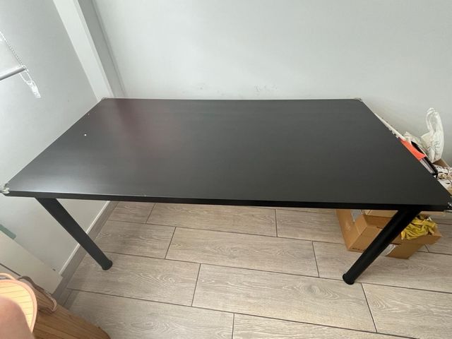 Mesa negra con patas 150x75x70 cm