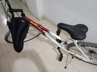 Bicicleta montaña con casco y funda gel.