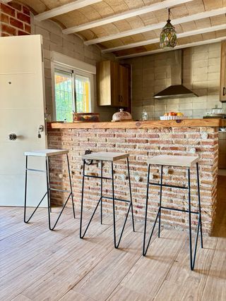 Taburetes de hierro y madera