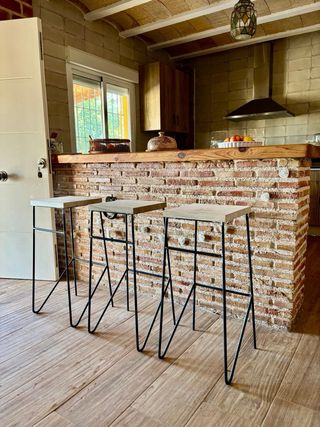 Taburetes de hierro y madera