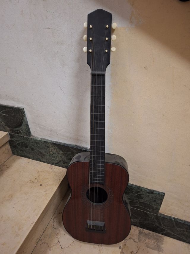 Chitarra in plastica