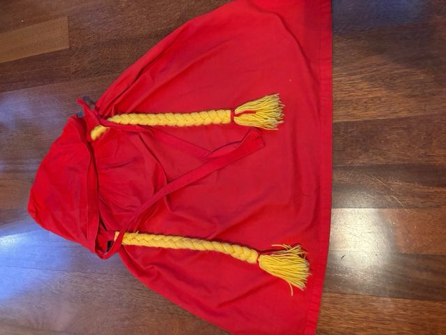 Capa de caperucita roja y traje de frozen