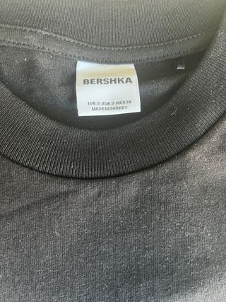 Camiseta Bershka Negra Con Estampado Blanco