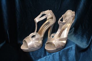 Zapato de vestir plateado