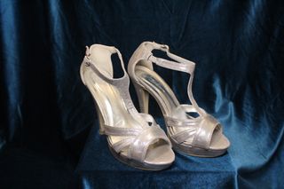 Zapato de vestir plateado