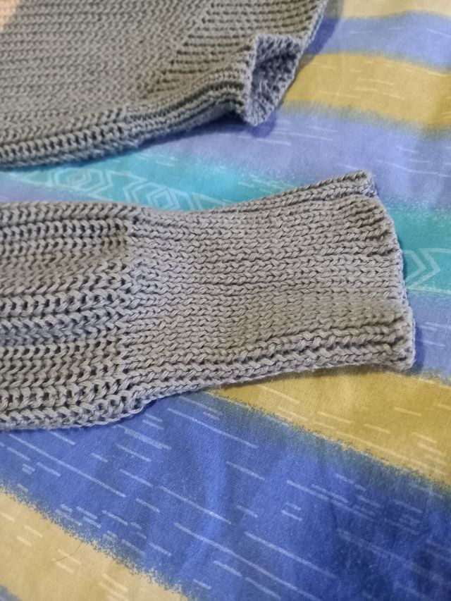 Maglione celeste con strisce colorate