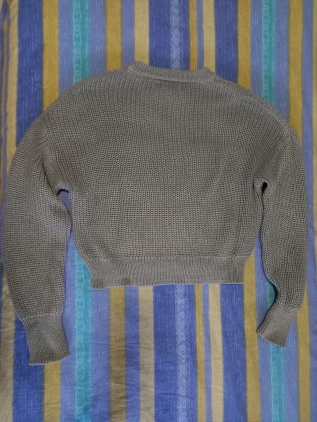 Maglione celeste con strisce colorate