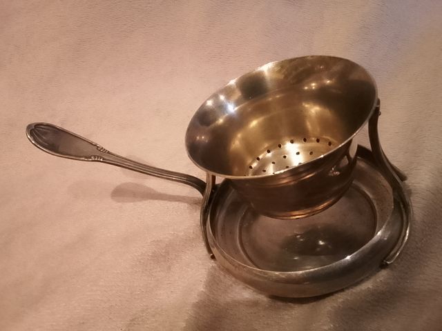 Antiguo Colador de Té Bañado en Plata