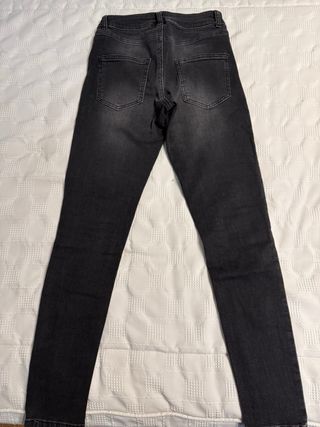 Pantalon vaquero negro con tachuelas
