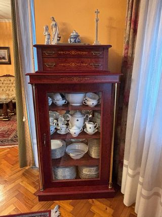 Elegante mueble vajillas y cuberterias
