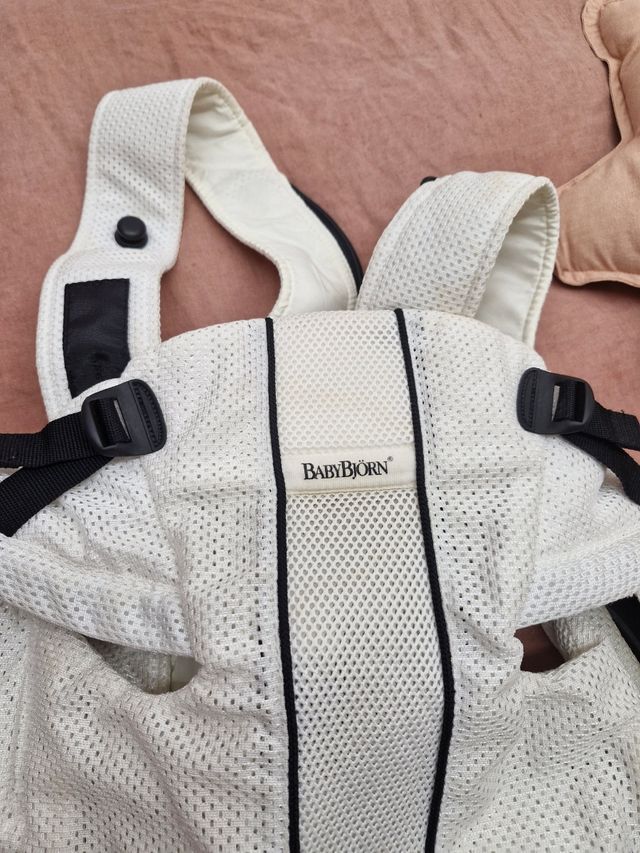 Mochila de porteo babybjorn blanca