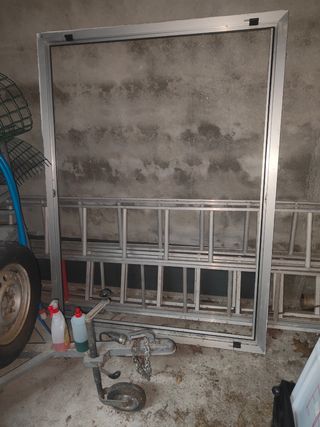 Ventanas de aluminio grandes.