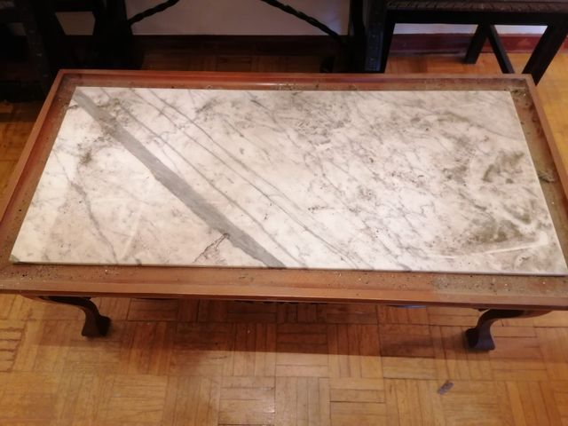 Mármol blanco y gris con mesa de madera