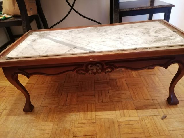 Mármol blanco y gris con mesa de madera