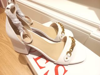 Sandalias piel blanca de Guess
