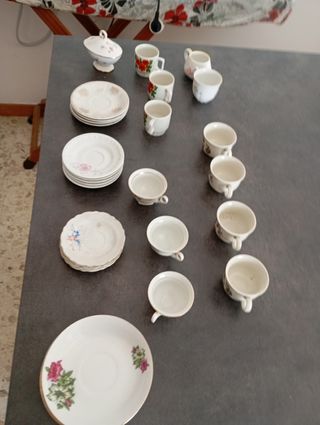 31 pezzi tra piattini, tazzine 1 zuccher