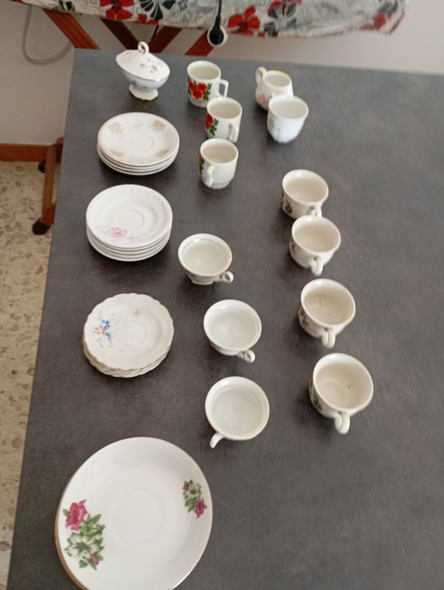 31 pezzi tra piattini, tazzine 1 zuccher