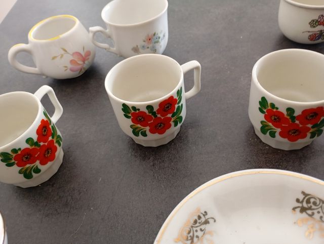 31 pezzi tra piattini, tazzine 1 zuccher