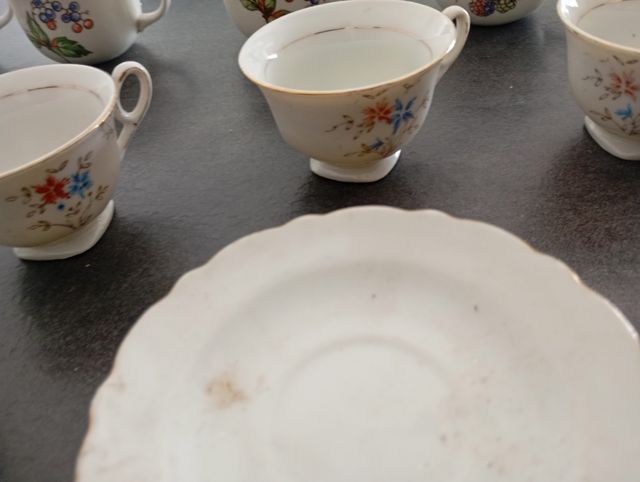 31 pezzi tra piattini, tazzine 1 zuccher