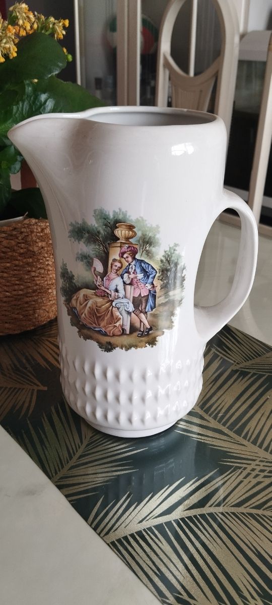 Jarra con tazas grabadas Antiguas de porcelana