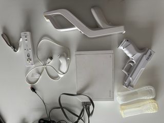 Wii con mandos y bases para las pistolas 