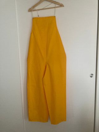 Peto impermeable amarillo