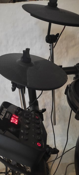 Batería electrónica marca ALESIS TURBO