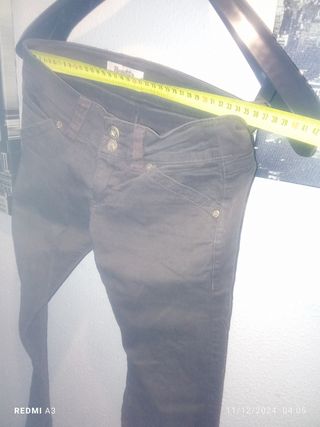 Pantalones vaqueros marrone con campana