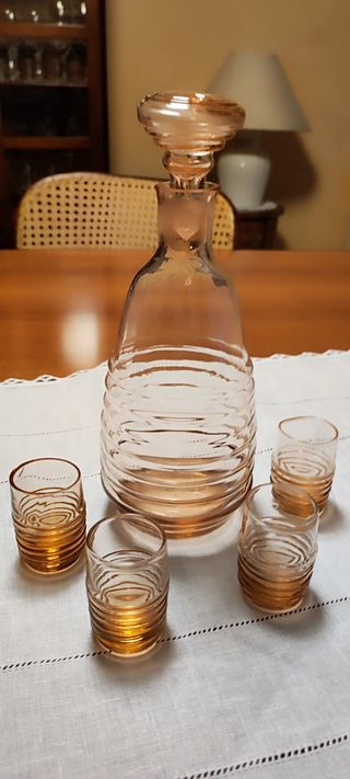 Bottiglia e biccherini rosa anni 50 