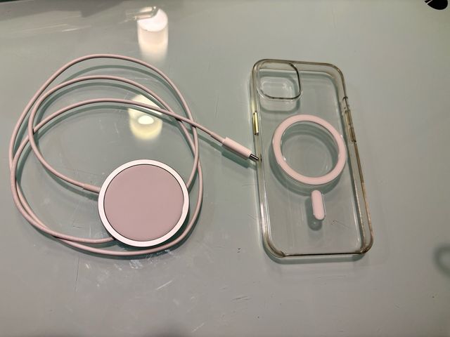 Cargador Magsafe y funda Apple