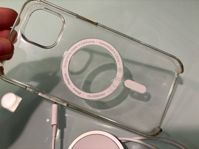 Cargador Magsafe y funda Apple