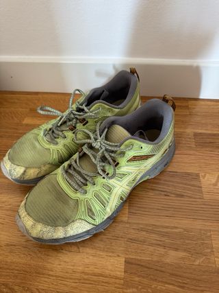 Bambas trail running Asics talla 44