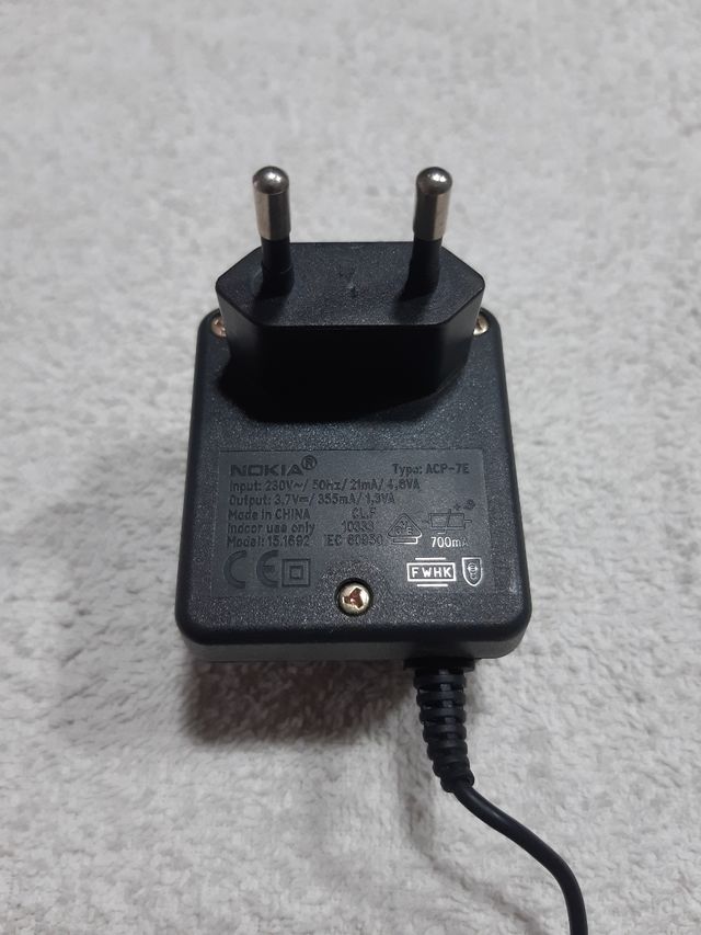 Vecchio caricabatterie cellulare Nokia