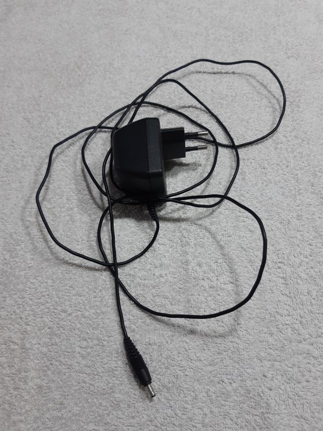 Vecchio caricabatterie cellulare Nokia