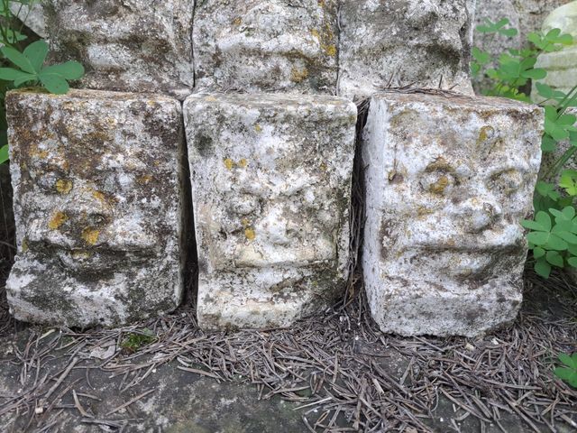 Base soporte de piedra para macetas