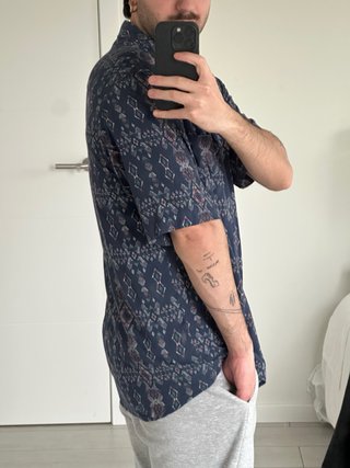 camisa azul oscuro etnica tipo seda bershka M