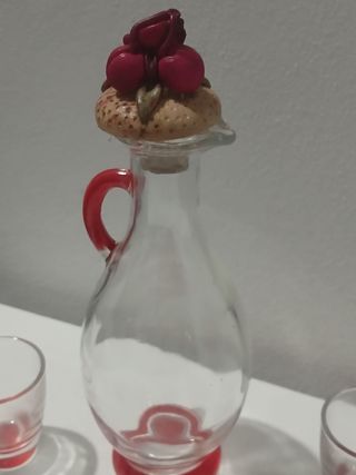 Bicchierini e bottiglia liquore made in