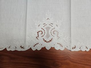 Asciugamano di lino ritagliato e ricamano a mano